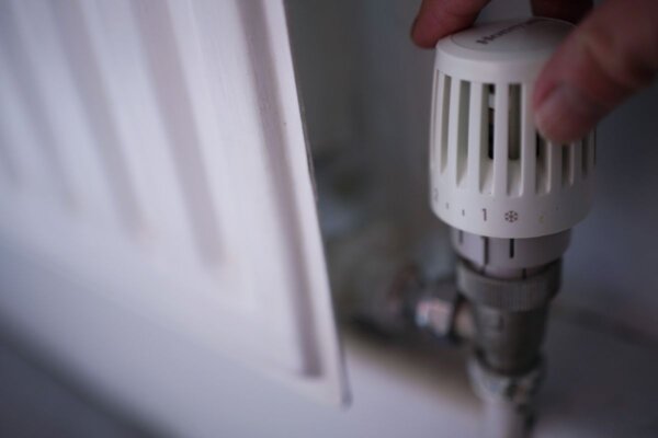 A general view of the temperature control of a radiator in a home in London, England, on Aug. 25, 2022. (Yui Mok/PA Wire)