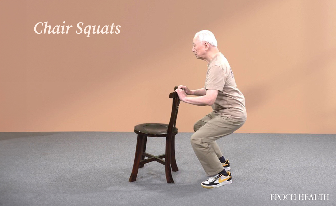 Chair Squats. (The Epoch Times)