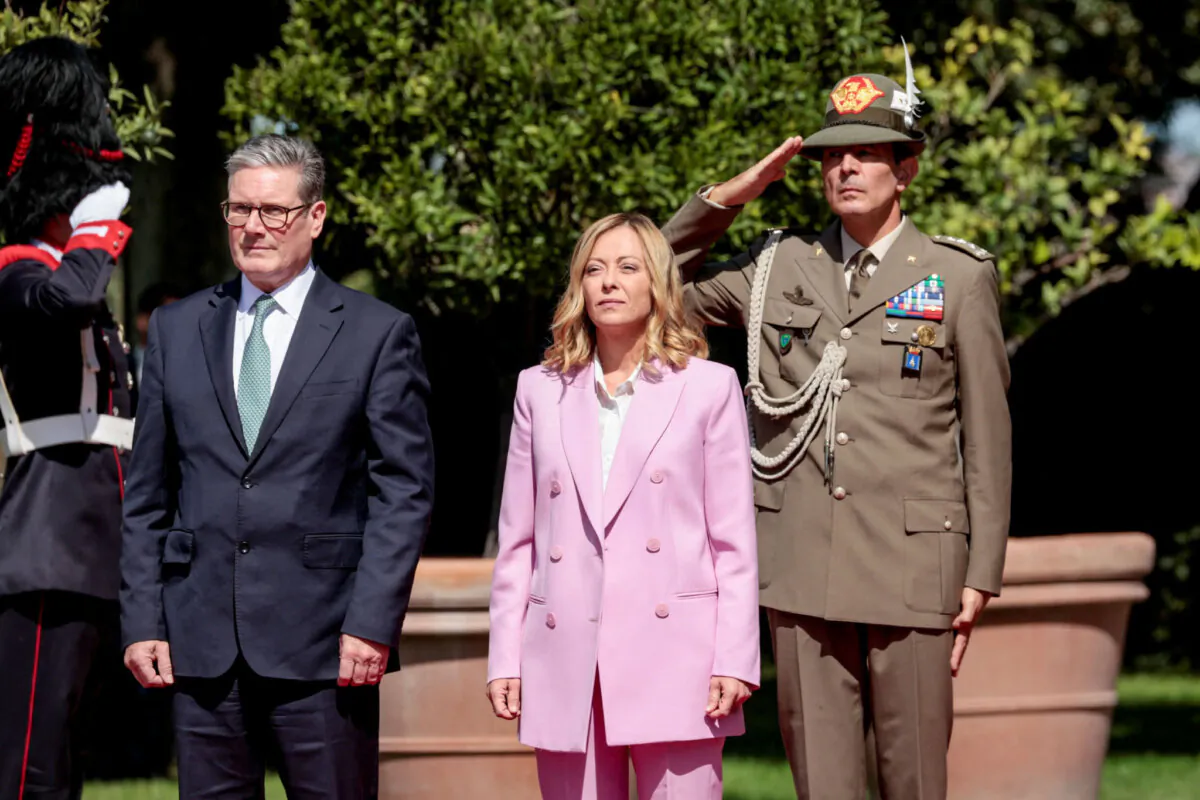 Italian Prime Minister Giorgia Meloni (C) and British Prime Minister Keir Starmer meet at Villa Doria Pamphilj in Rome, Italy, on Sept. 16, 2024. (Reuters/Remo Casilli)