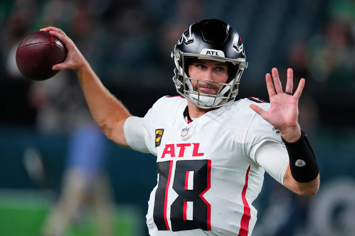 Kirk Cousins (18) of the Atlanta Falcons warms up prior to the game against the Philadelphia Eagles at Lincoln Financial Field in Philadelphia, Pa., on Sept. 16, 2024. ( Mitchell Leff/Getty Images)