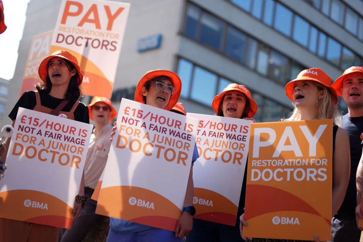 Junior doctors on the picket line outside St Thomas' Hospital, in London, England, on June 27, 2024. (Jordan Pettitt/PA Wire)