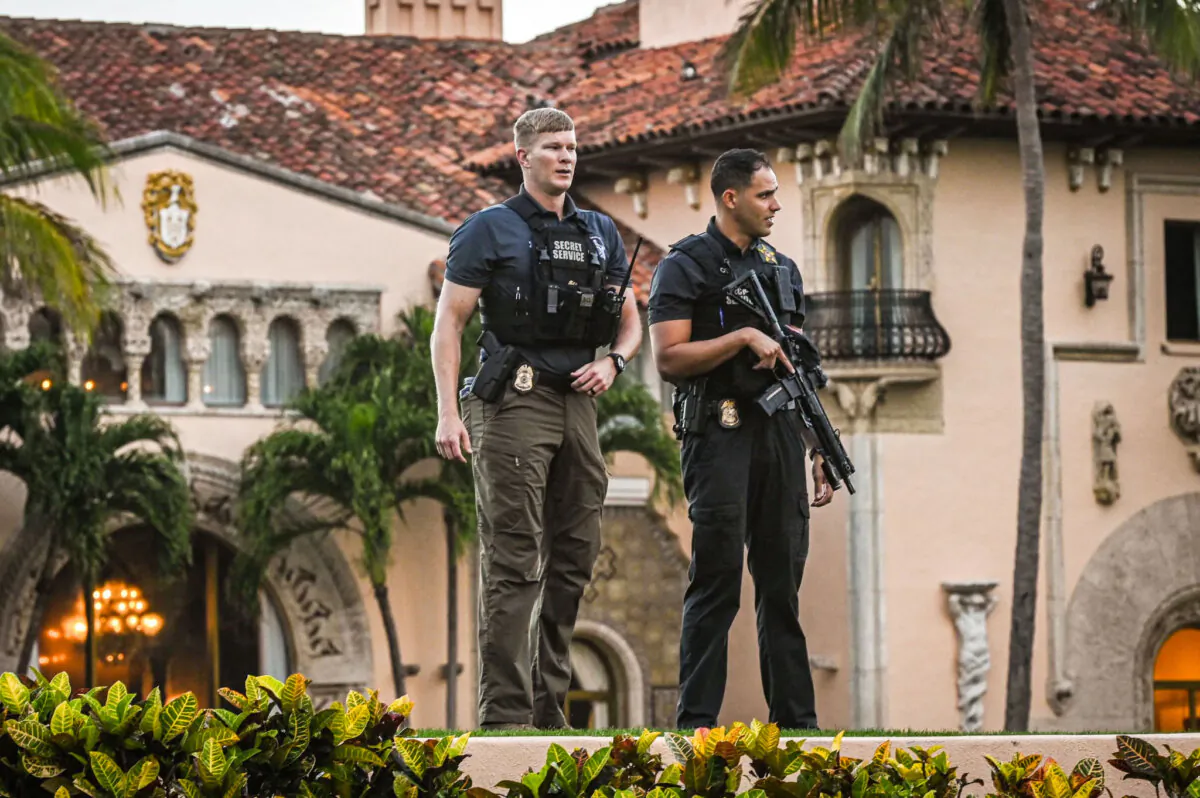 Secret Service agents stand guard outside the Mar-a-Lago home of former President Donald Trump in Palm Beach, Florida, on March 27, 2023. (Giorgio Viera/AFP via Getty Images)