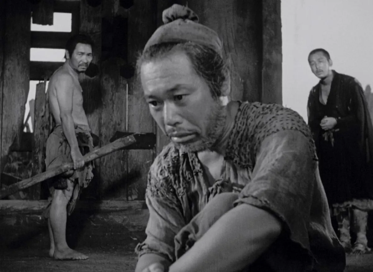 (L–R) A commoner (Kichijiro Ueda), a woodcutter (Takashi Shimura), and a priest (Minoru Chiaki) take shelter during a rainstorm and listen to the woodcutter’s tale, in “Rashomon.” (Criterion Collection)