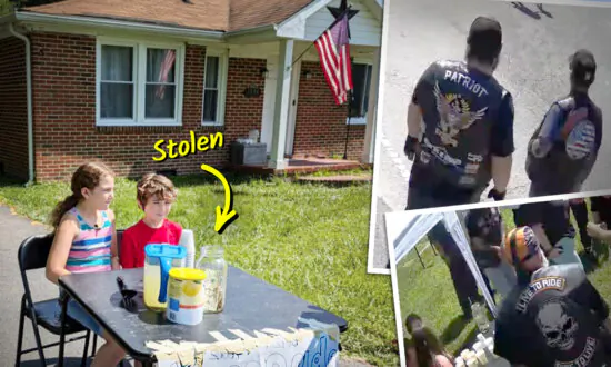 120 Bikers Show Up at Lemonade Stand to Support 2 Kids After Thief Stole All Their Cash Last Summer