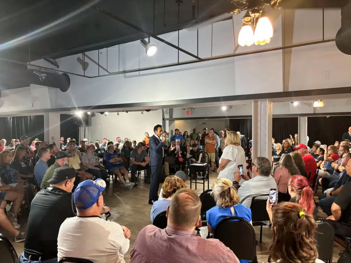 An overflow crowd attended former Republican presidential candidate and Ohio tech entrepreneur Vivek Ramaswamy's town hall about the Haitian immigrant surge in the community, on Sept. 19, 2024. (Jeff Louderback/The Epoch Times)