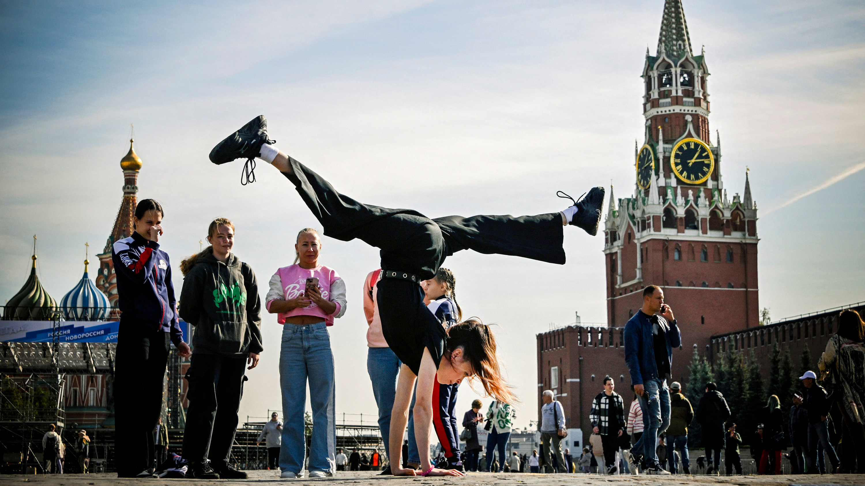 Day in Photos: Deadly Strikes, Return From Space, and an International Meeting