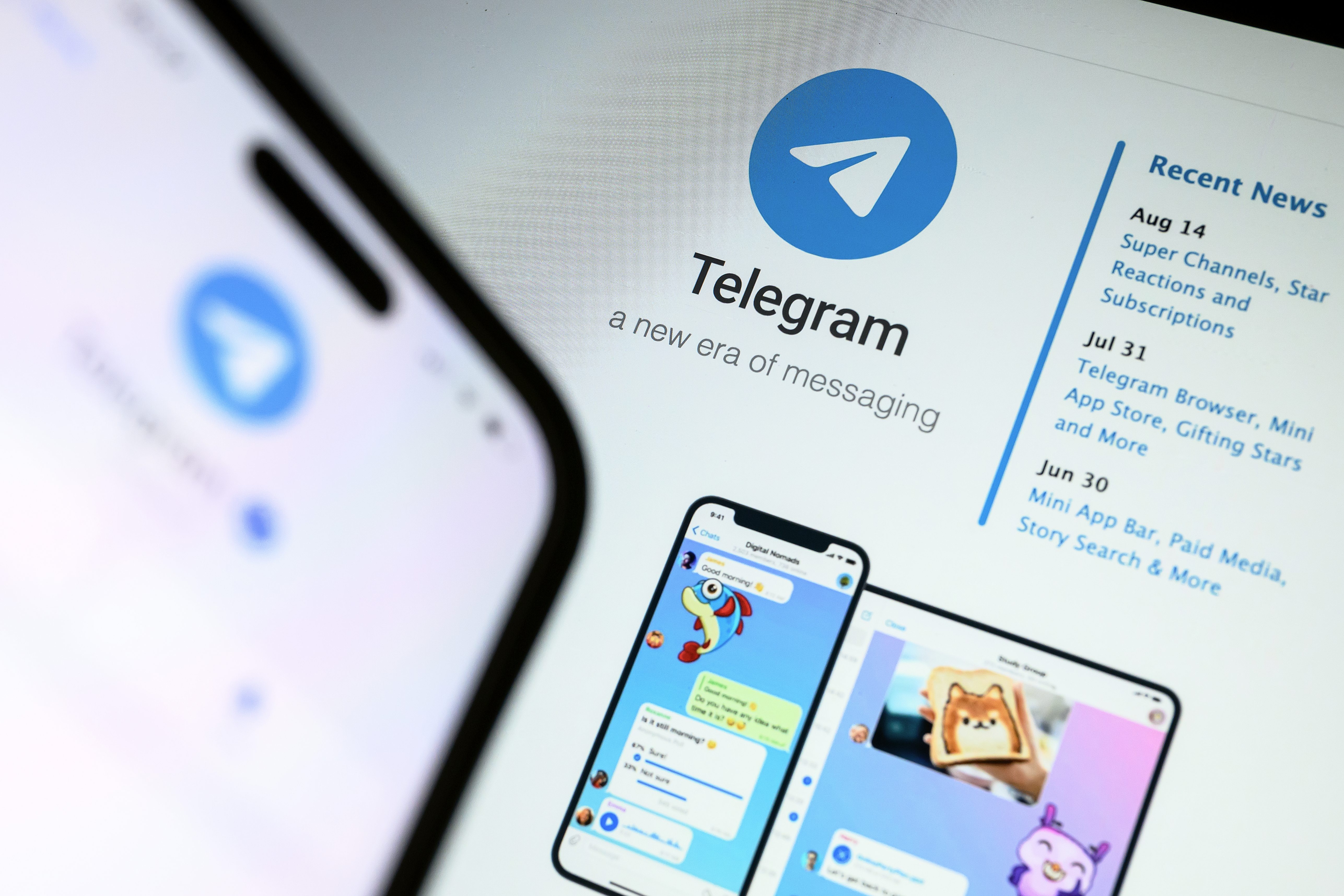 На этой фотоиллюстрации логотип Telegram отображается на нескольких экранах в Лондоне 26 августа 2024 года. (Леон Нил/Getty Images)