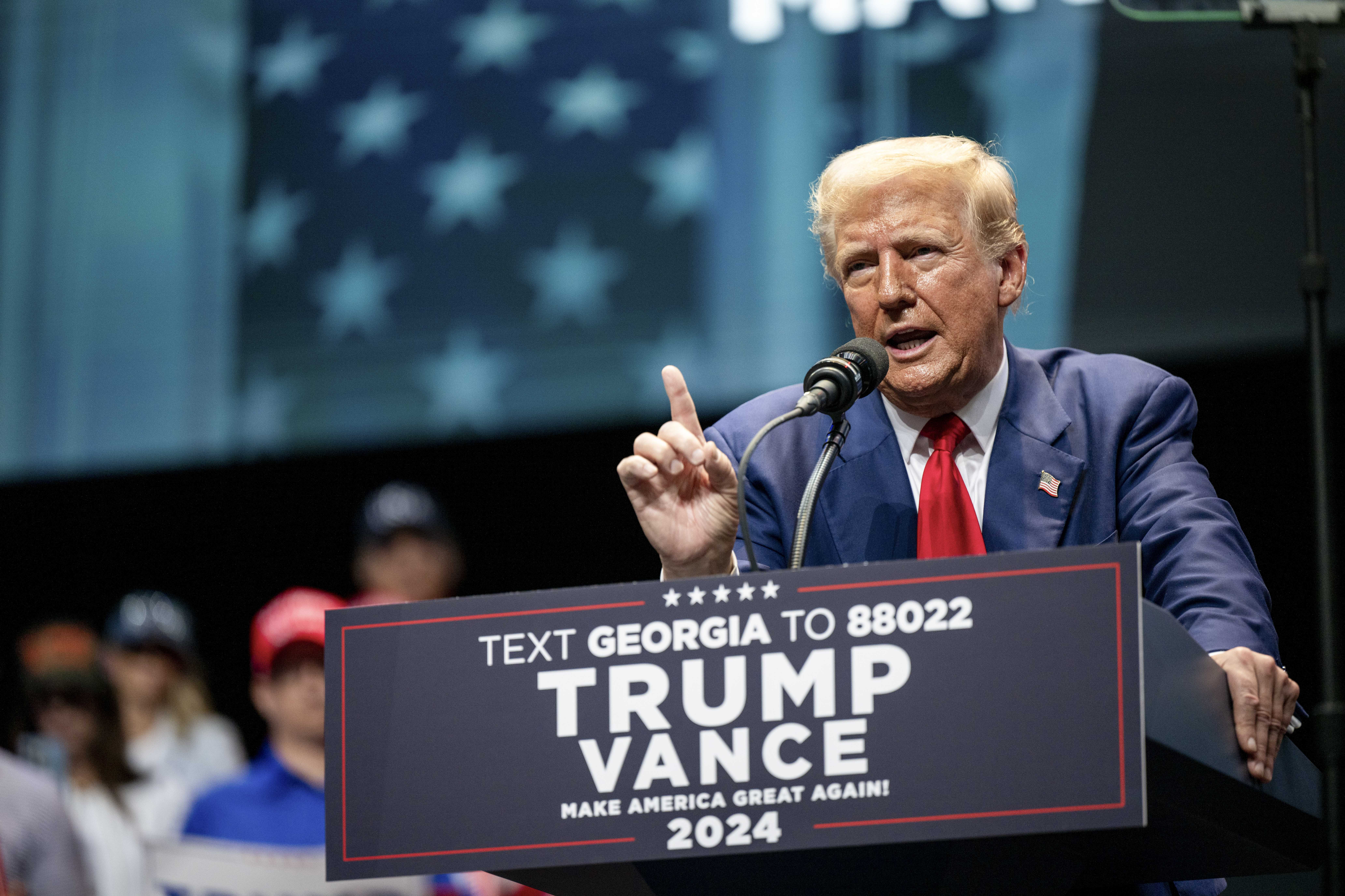 Trump Campaigns in Erie, Pennsylvania EpochTV