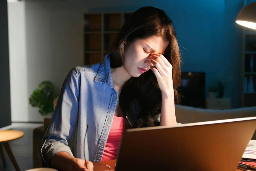 TCM's natural therapies can effectively prevent and treat eye dryness, fatigue, and issues such as presbyopia and myopia associated with the use of electronic devices. (aslysun/Shutterstock)