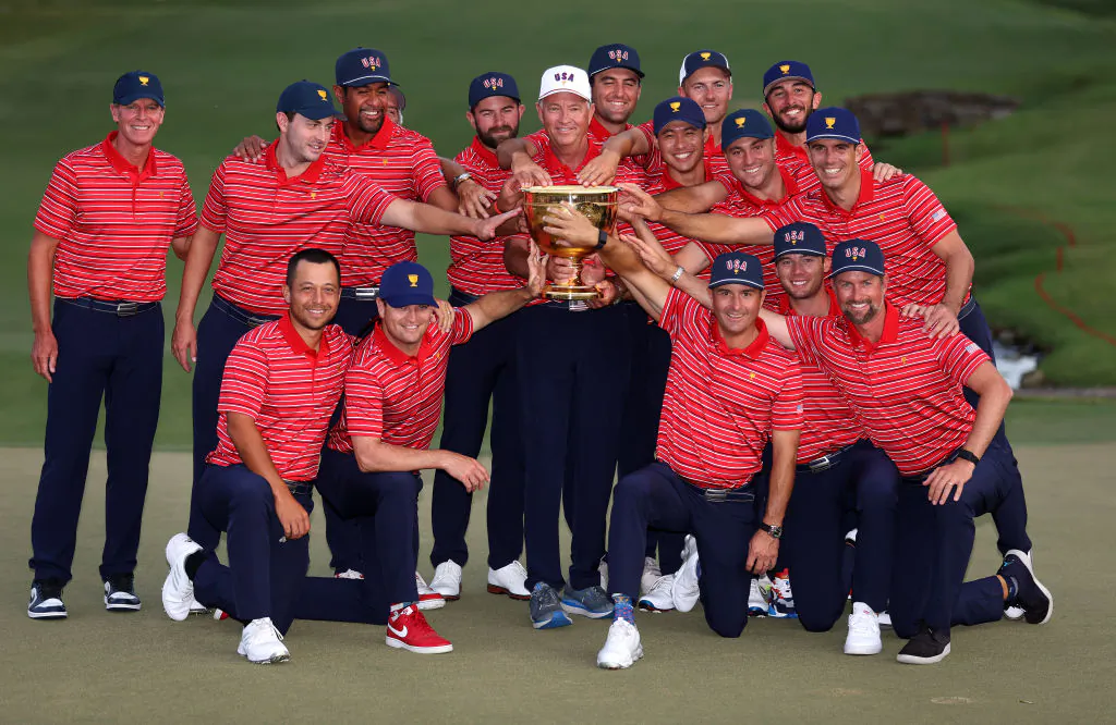 (Back L-R) Assistant Captain Steve Stricker, Patrick Cantlay, Tony Finau, Assistant Captain Fred Couples, Cameron Young, Captain Davis Love III, Scottie Scheffler, Collin Morikawa, Jordan Spieth, Justin Thomas, Max Homa, Billy Horschel, (Front L-R) Xander Schauffele, Assistant Captain Zach Johnson, Assistant Captain Kevin Kisner, Sam Burns and Assistant Captain Webb Simpson of the United States Team pose with the Presidents Cup at the closing ceremony after defeating the International Team during Sunday singles matches on day four of the 2022 Presidents Cup at Quail Hollow Country Club in in Charlotte, N.C., on Sept. 25, 2022. (Warren Little/Getty Images)