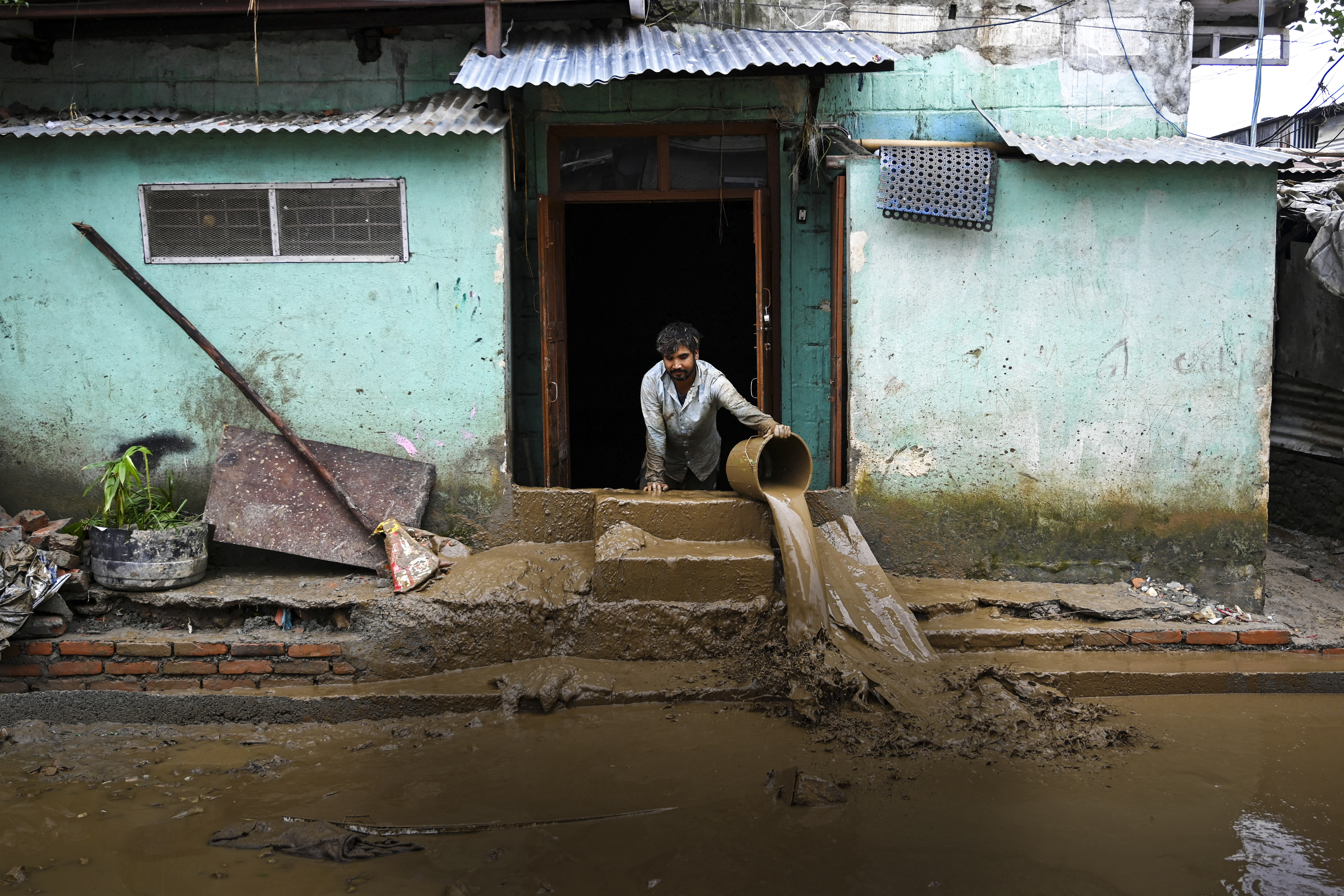 Day in Photos: Floods in Nepal, Handbike Marathon, and a Tribute to Philippine