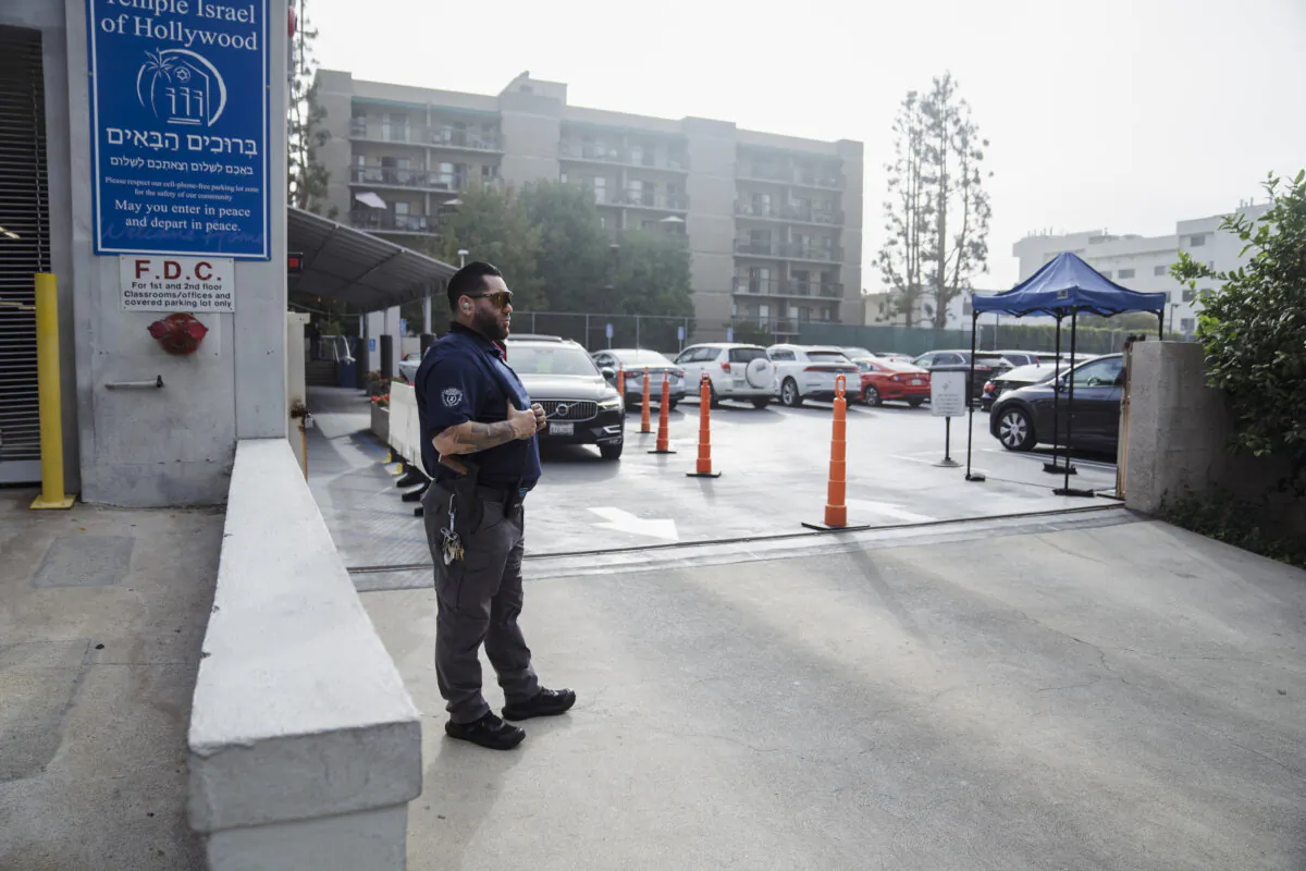A security guard stands watch in front of a synagogue in Los Angeles on Oct. 9, 2023. (Eric Thayer/Getty Images)