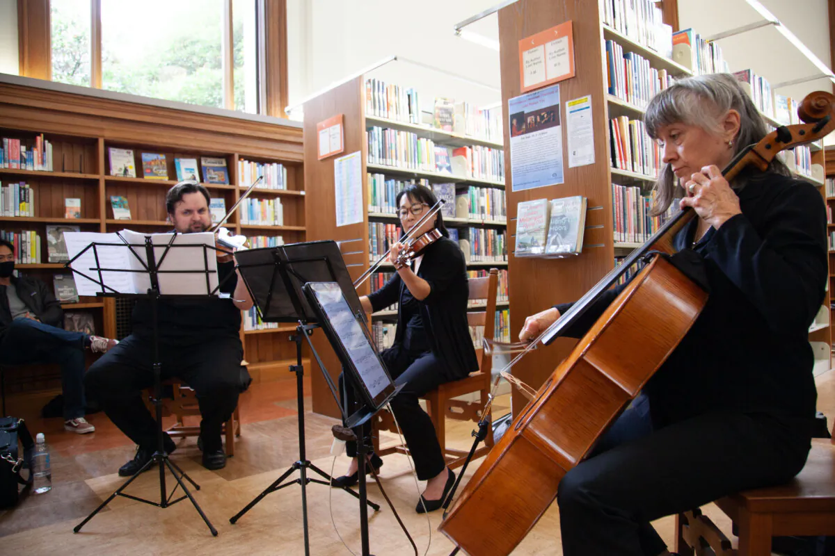 Dan Flanagan, Karen Shinozaki Sor and Victoria Ehrlich playing Wolfgang Amadeus Mozart’s "Serenade in C"in a library in San Francisco, Cali. on Sept. 28, 2024. (Lear Zhou/The Epoch Times)