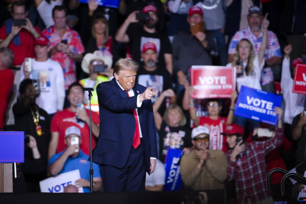 Trump, Harris Duel in the Desert With Last-Pitch Rallies in Battleground Nevada