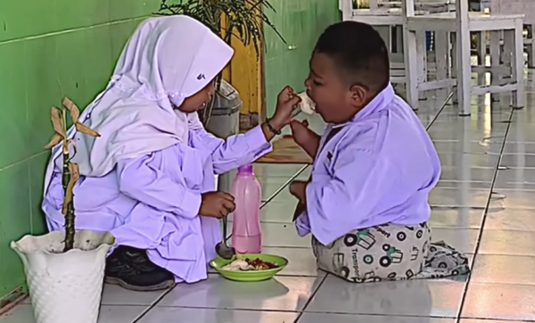 Heartwarming Moment Schoolgirl Gives Her Lunch to a Disabled Classmate