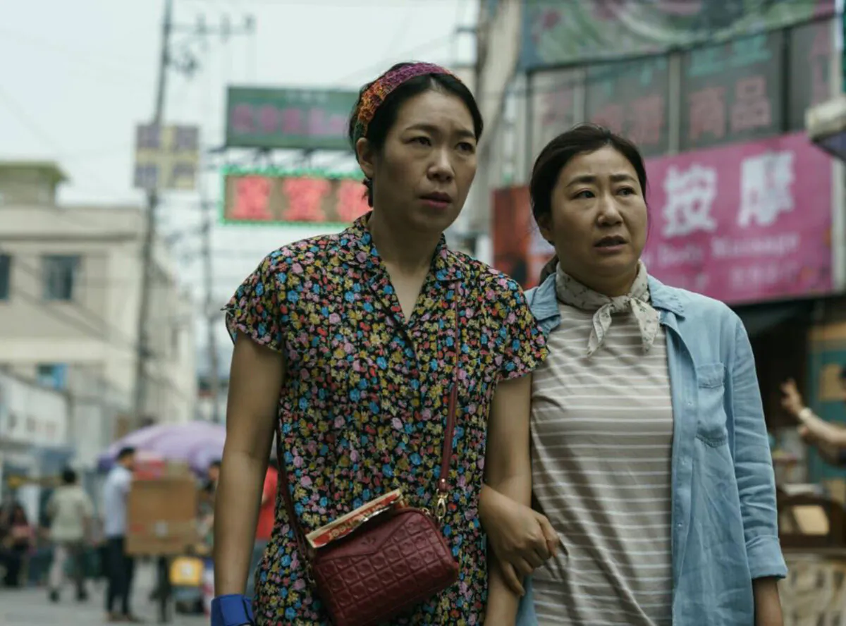 Bong-rim (Yeom Hye-ran, L) and Deok-hee (Ra Mi-ran), in “Citizen of a Kind.” (Showbox)