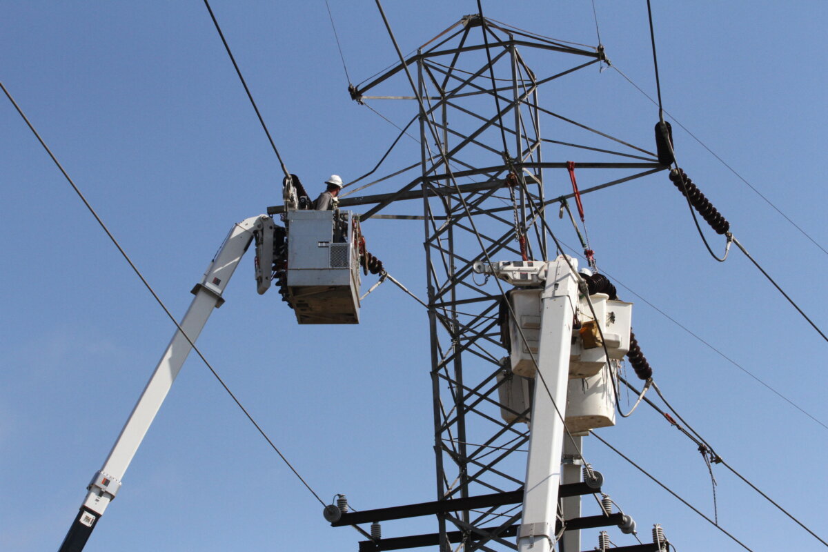 A lineman works to restore power in Biltmore Village, N.C, on Oct. 5, 2024. (Richard Moore/The Epoch Times)