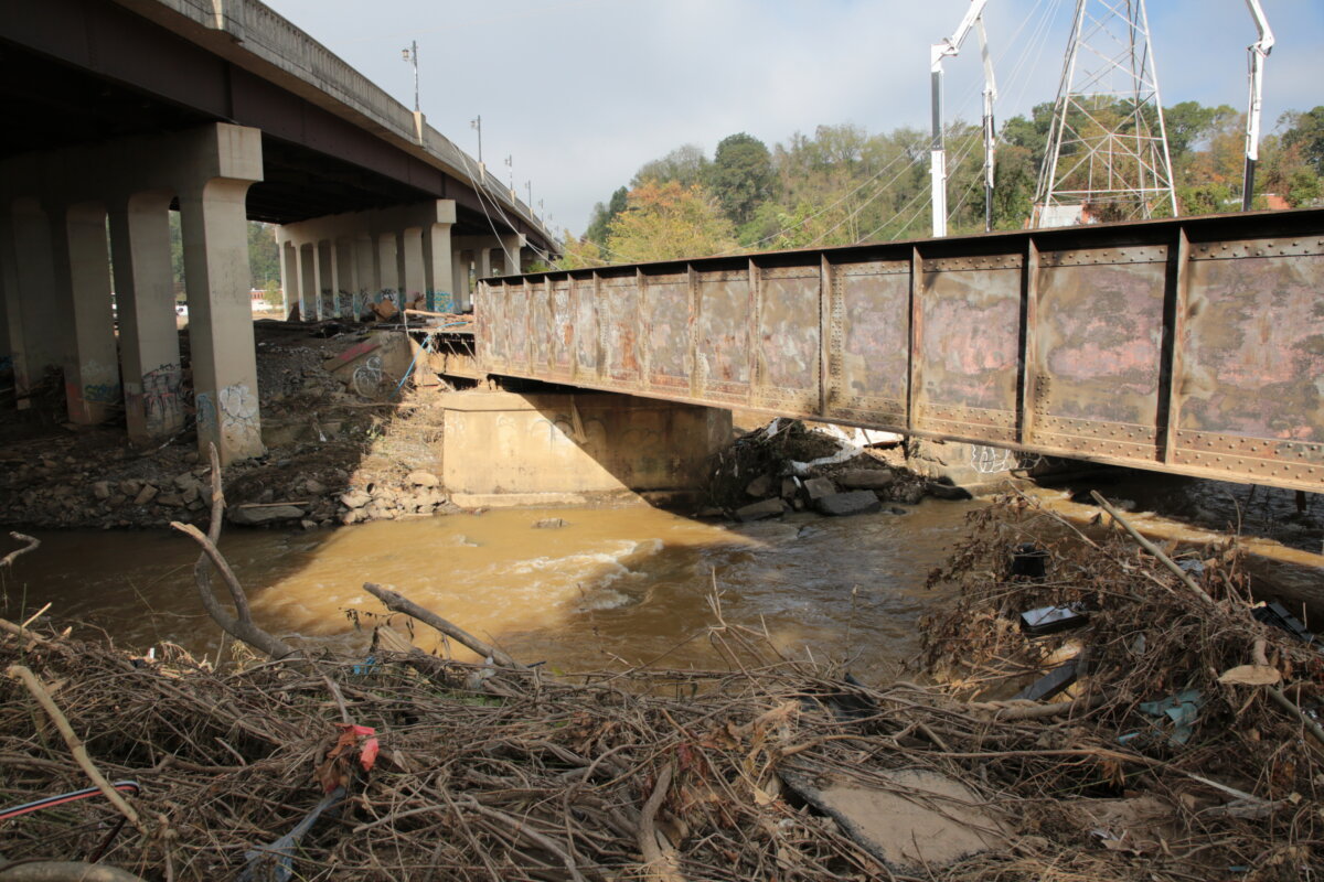 Wreckage left by floodwaters in Biltmore Village, Asheville, N.C, on Oct. 5, 2024. (Richard Moore/The Epoch Times)