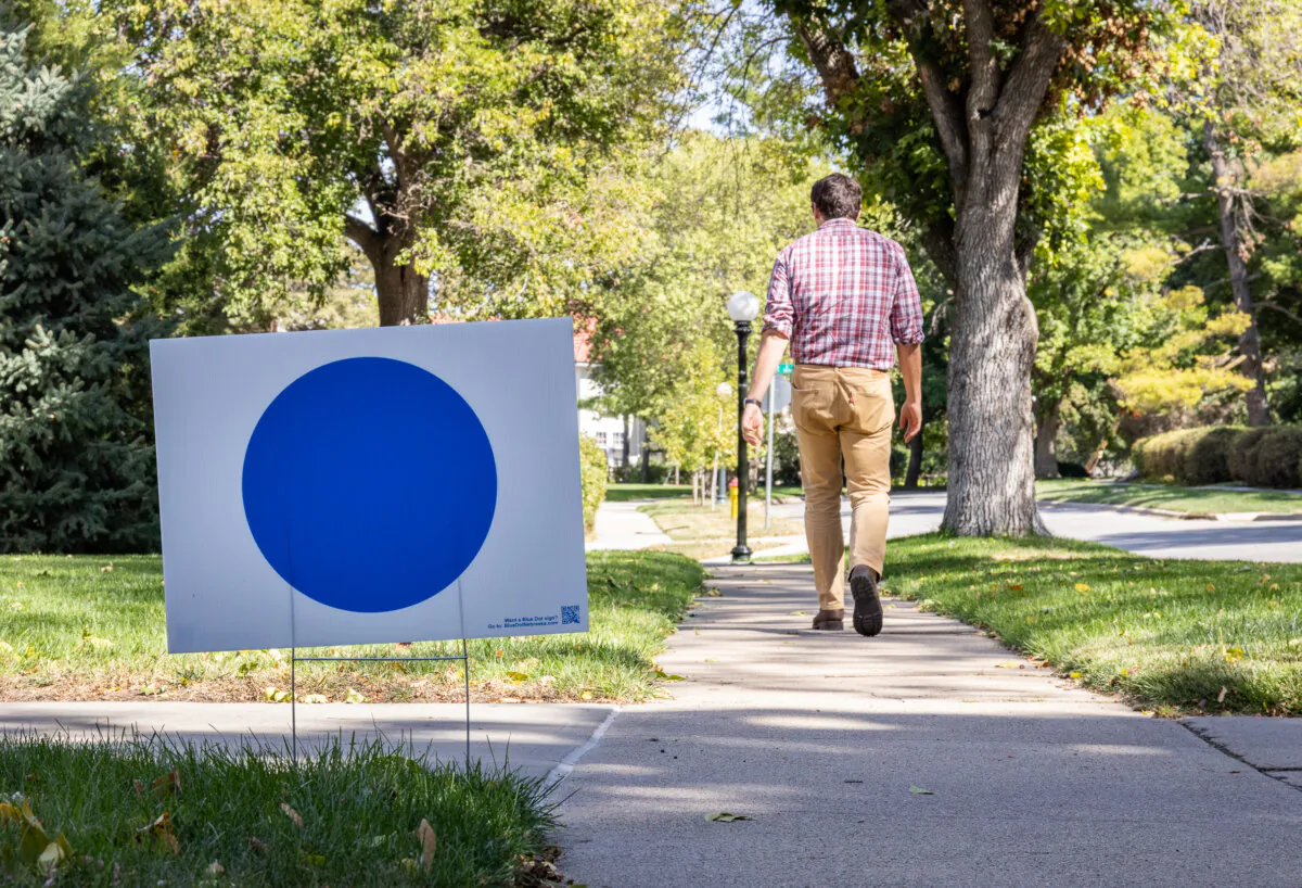 "Blue dot" posters show support for Democrats in Omaha, Neb., on Oct. 1, 2024. (John Fredricks/The Epoch Times)