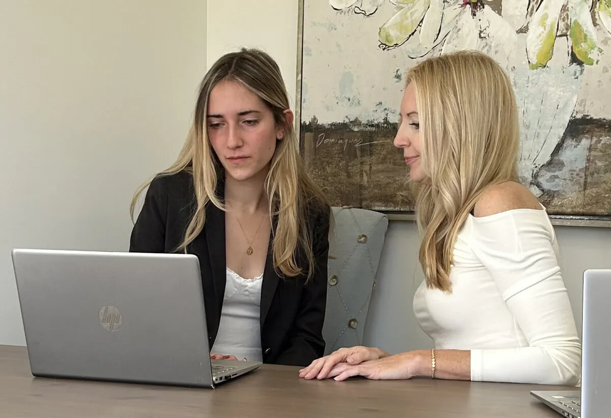 Dalyce Semko (R) helped her daughter Eva Suanez (L) land her first job by doing practice interviews with her, in an undated photo. (The Canadian Press/HO)