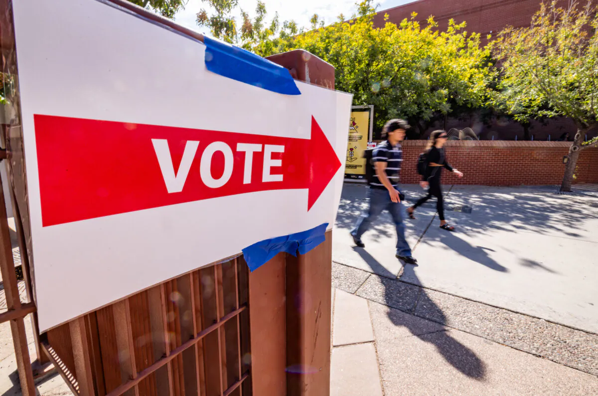 Voters prepare to cast their early-ballots in Tempe, Arizona, on Oct. 10, 2024. (John Fredricks/The Epoch Times)