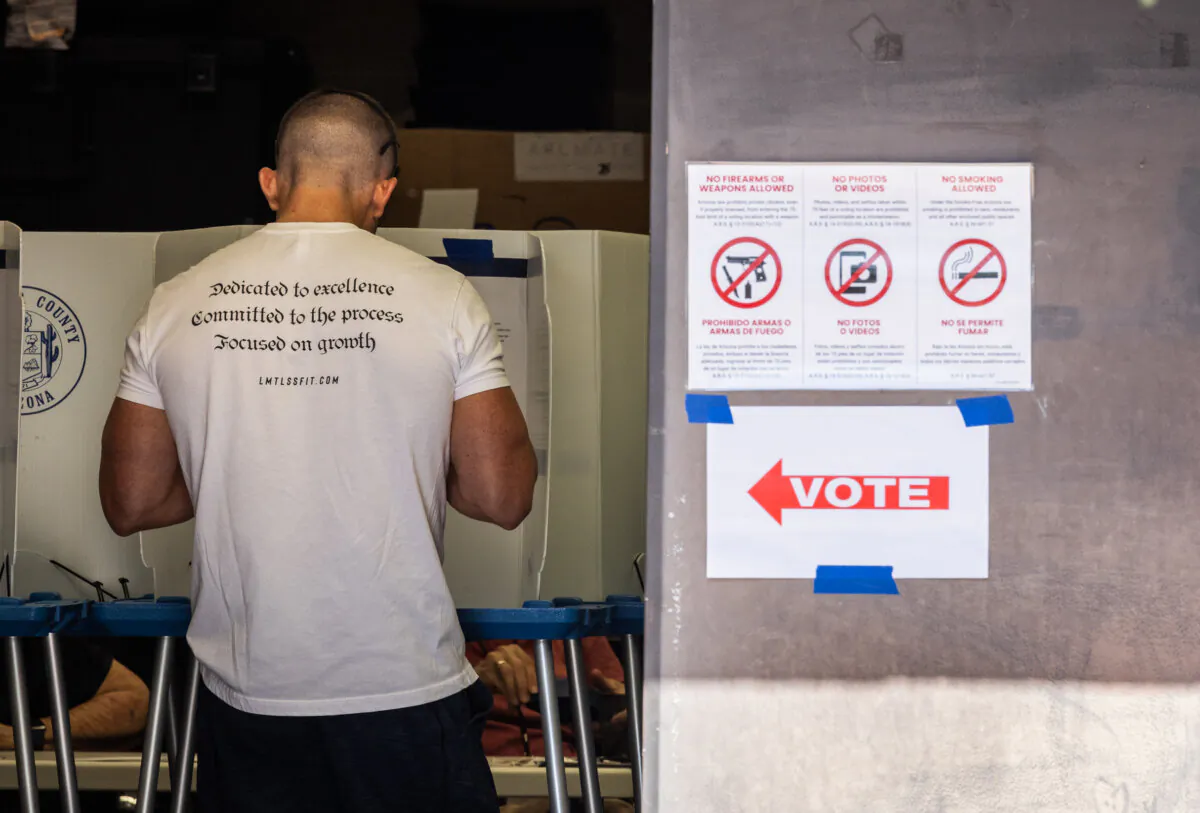 Voters take to the early-polls in Scottsdale, AZ., on Oct. 10, 2024. (John Fredricks/The Epoch Times)