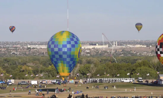 Hot-Air Balloon Strikes and Collapses Radio Tower in Albuquerque During Festival