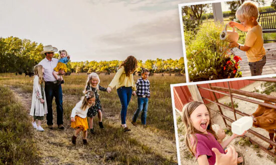 These Homeschooling Parents Are Raising Their 6 Kids Without Devices, Teaching Them Responsibility Through Farm Chores