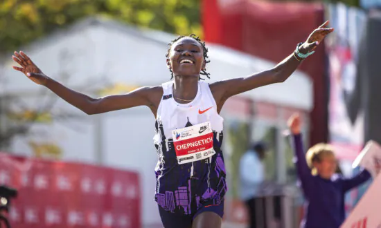Ruth Chepngetich of Kenya Smashes World Record at Chicago Marathon