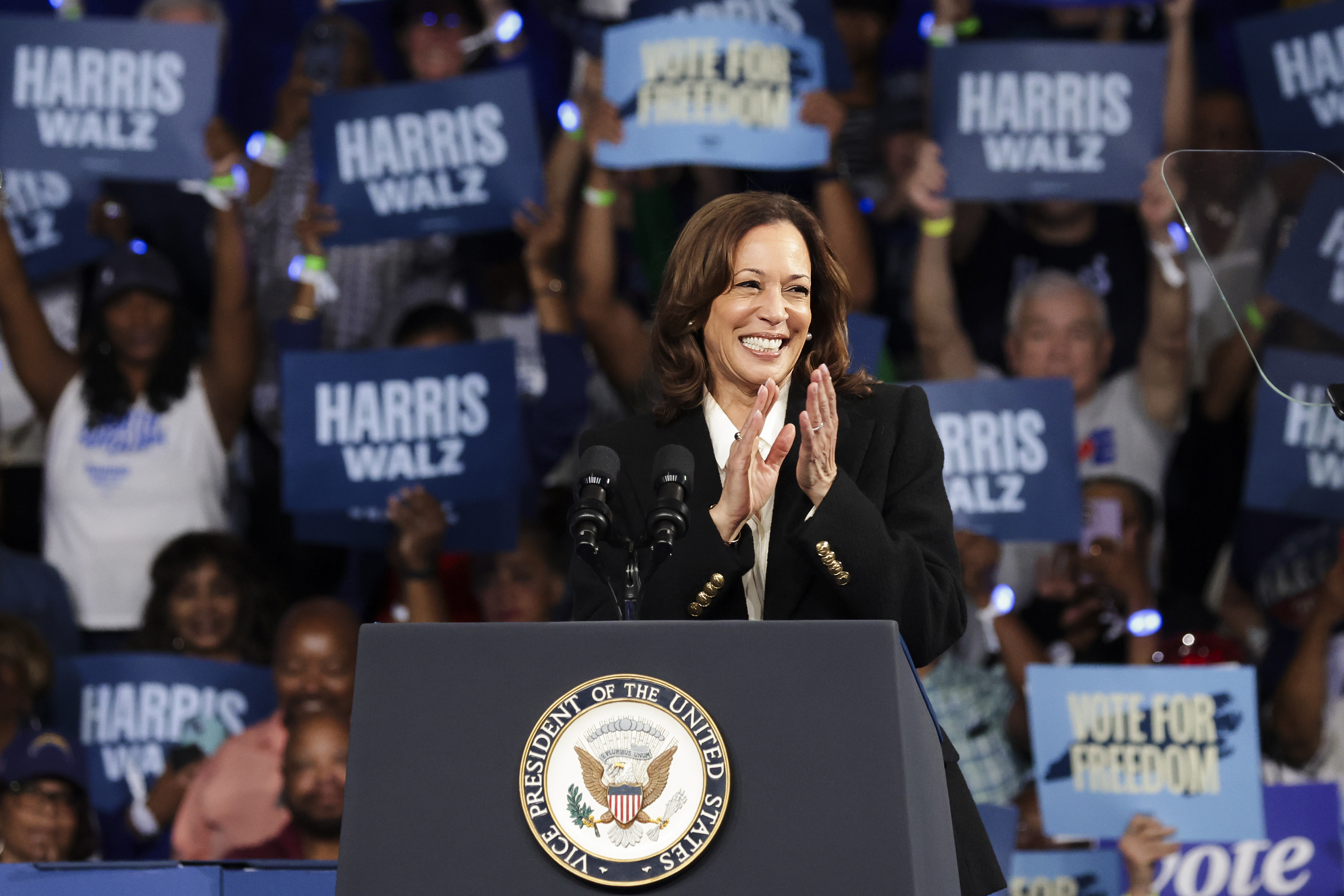 Harris Hosts Campaign Rally in Pennsylvania | EpochTV