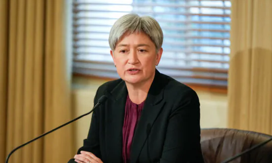 Foreign Minister Forced Off Stage by Pro-Palestinian Hecklers