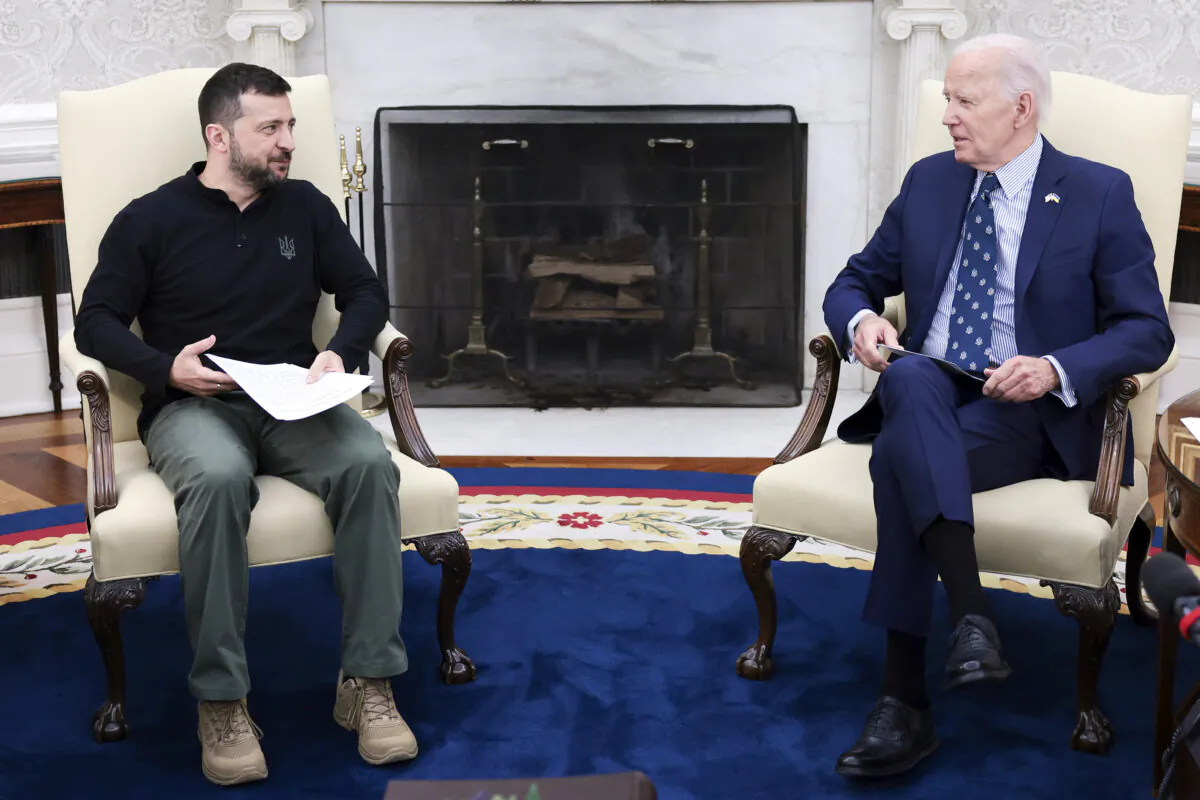 President Joe Biden meets with Ukrainian President Volodymyr Zelenskyy (L) in the Oval Office of the White House on Sept. 26, 2024. (Win McNamee/Getty Images)