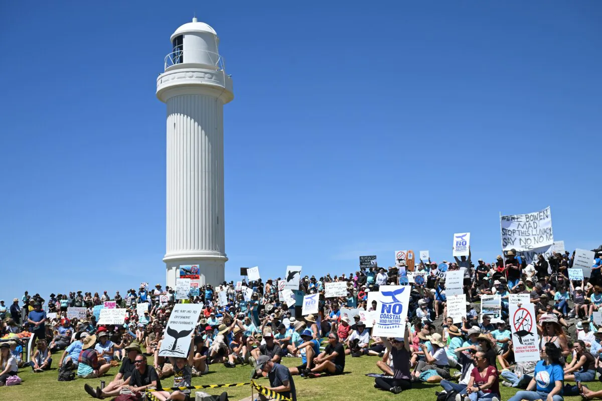 Thousands of local residents attend a rally at Flagstaff Point protesting against a proposed offshore wind turbine farm to be located 10km off the Illawarra coast, Wollongong, NSW in Australia on Oct. 29, 2023. (AAP Image/Dean Lewins) 