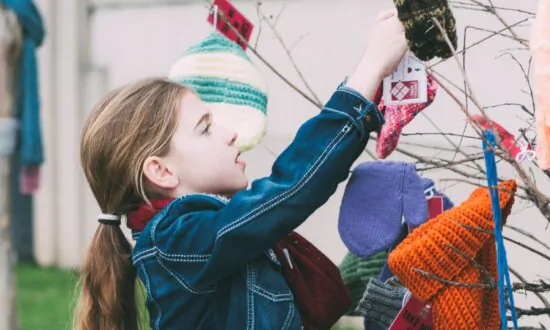 Knitters and Crocheters Across US Stitch Together Blankets, Winter Gear for the Needy