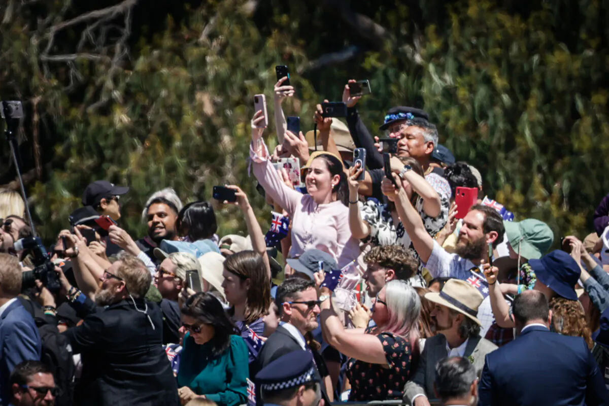 Members of the public try to catch a glimpse of King Charles III and Queen Camilla at the Australian War Memorial in Canberra, Australia on Oct. 21, 2024. (Brook Mitchell/Getty Images)