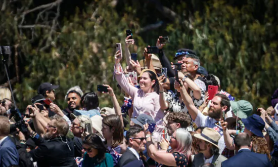 Royal Visit Sparks Reflection on History and Tradition, Drawing Thousands to Canberra