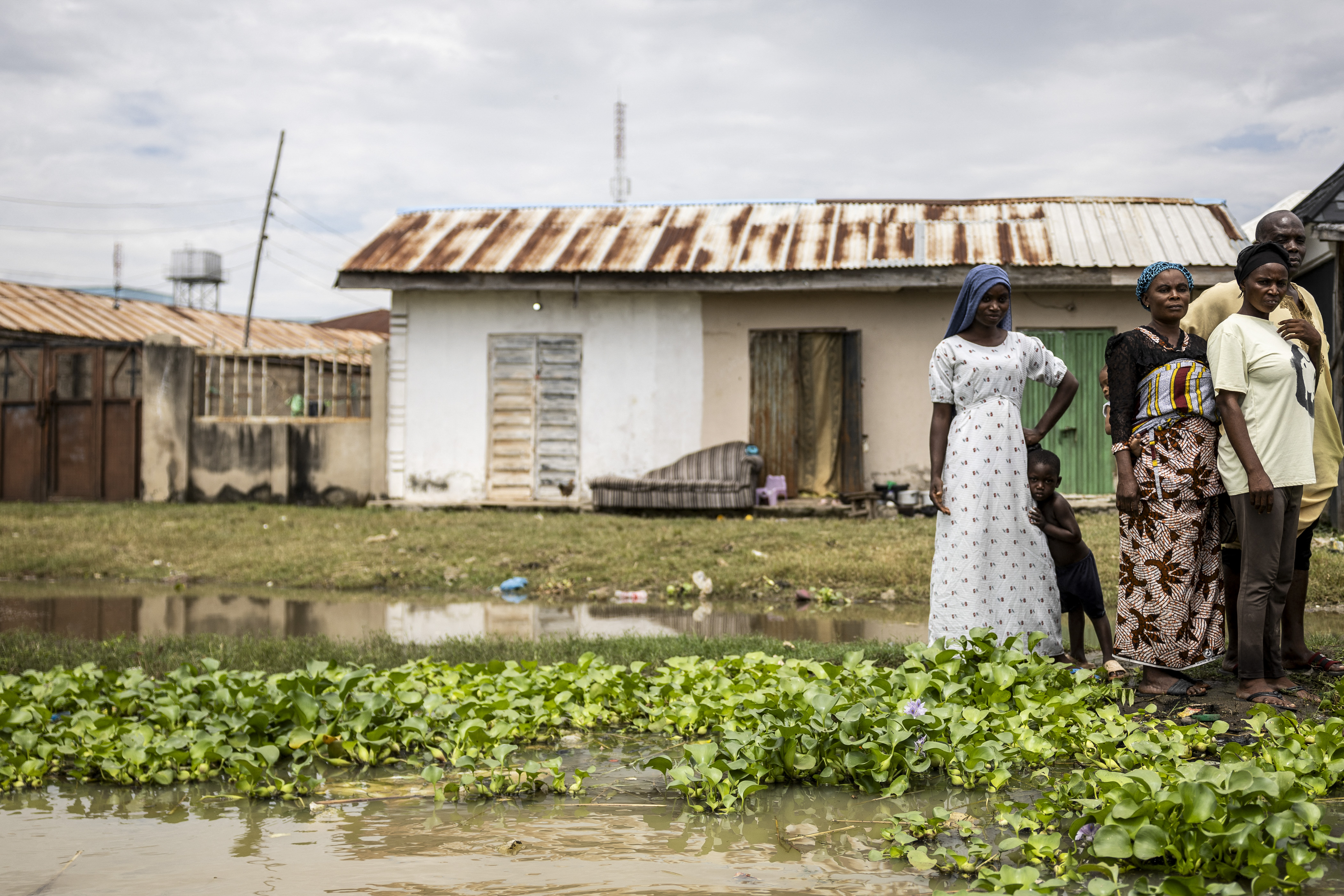 Day in Photos: Observing Floods, Early Voting, and a Refugee Rescue