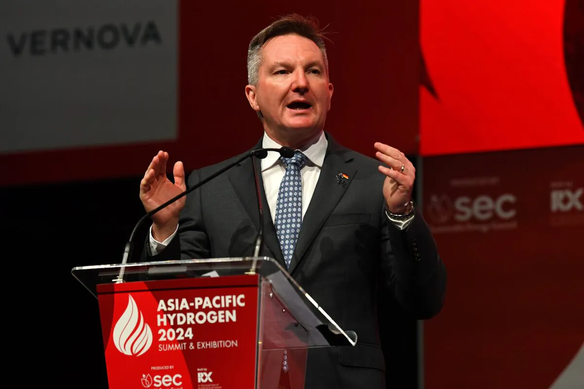 Minister for Climate Change and Energy Chris Bowen speaks to guests at the APAC Hydrogen Summit in Brisbane, Australia on Sept. 13, 2024. (AAP Image/Jono Searle) 