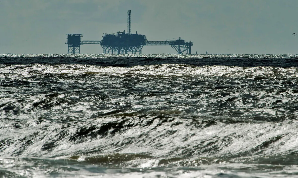 An oil and gas drilling platform off Dauphin Island, Ala., in the Gulf of America, on Oct. 5, 2013. (Steve Nesius/Reuters)