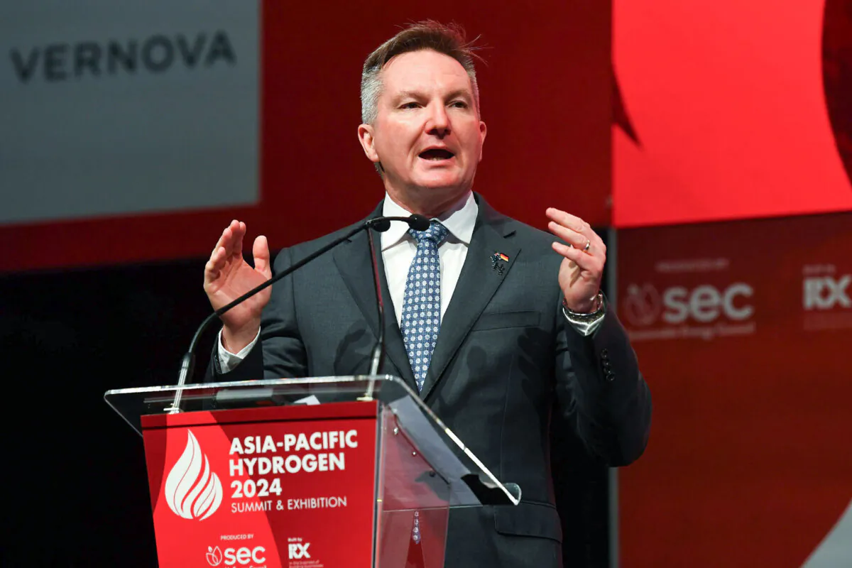 Minister for Climate Change and Energy Chris Bowen speaks to guests at the APAC Hydrogen Summit in Brisbane, Australia on Sept. 13, 2024. (AAP Image/Jono Searle) 