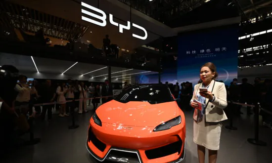 Chinese Carmakers Targeting Rivals with Inexpensive Cars | Business Matters (October 28)