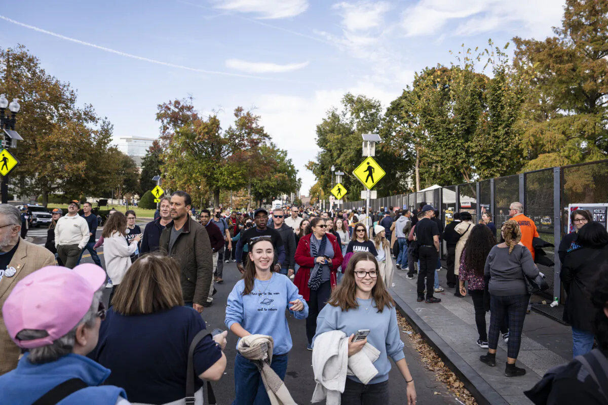 People ahead of Democratic presidential nominee Vice President Kamala Harris's closing arguments speech at the Ellipse in Washington on Oct. 29, 2024. (Madalina Vasiliu/The Epoch Times)