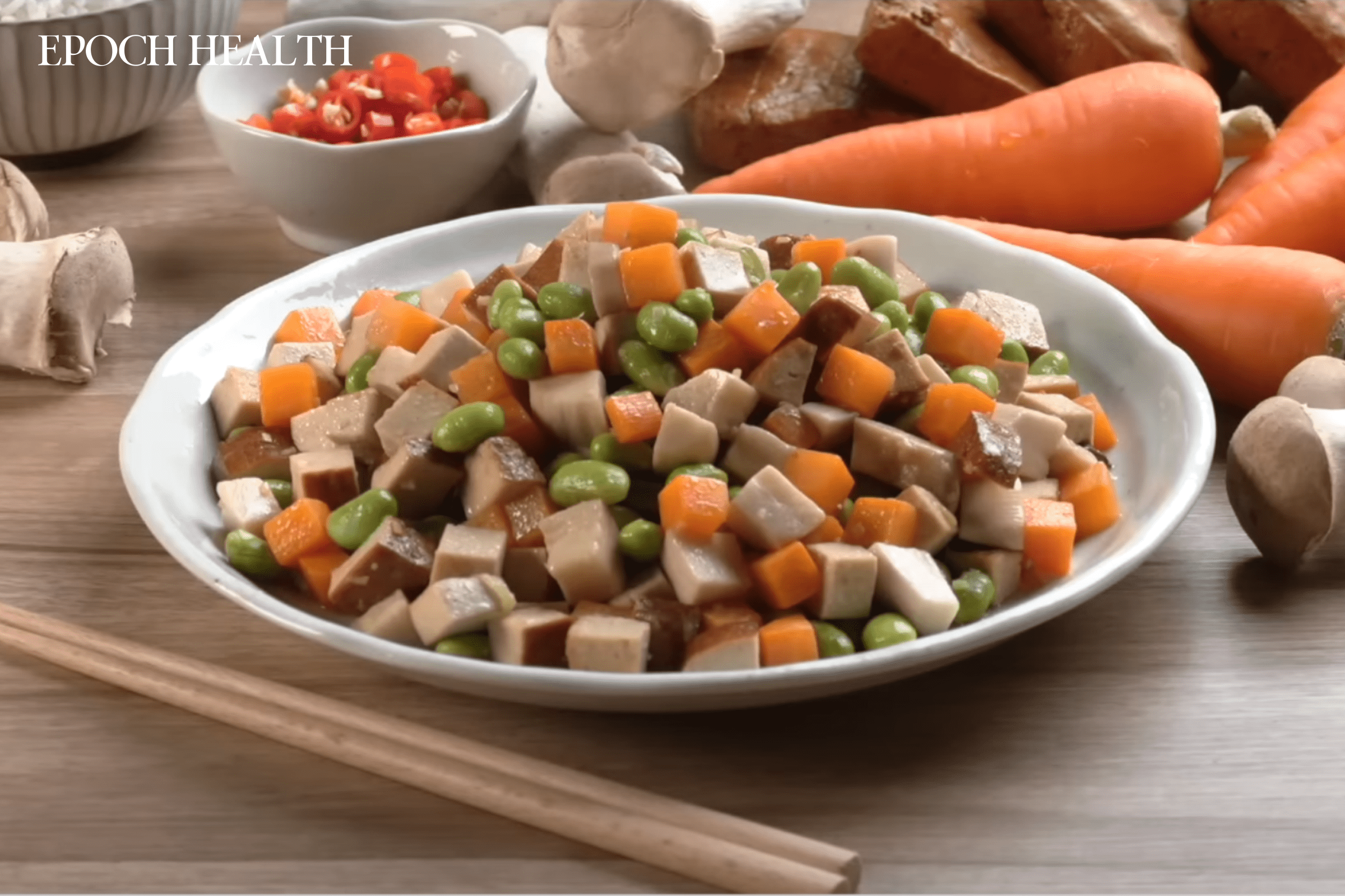 Stir-Fried Edamame with Bean Curd. (Courtesy of Dr.Hu_talk / YouTube)