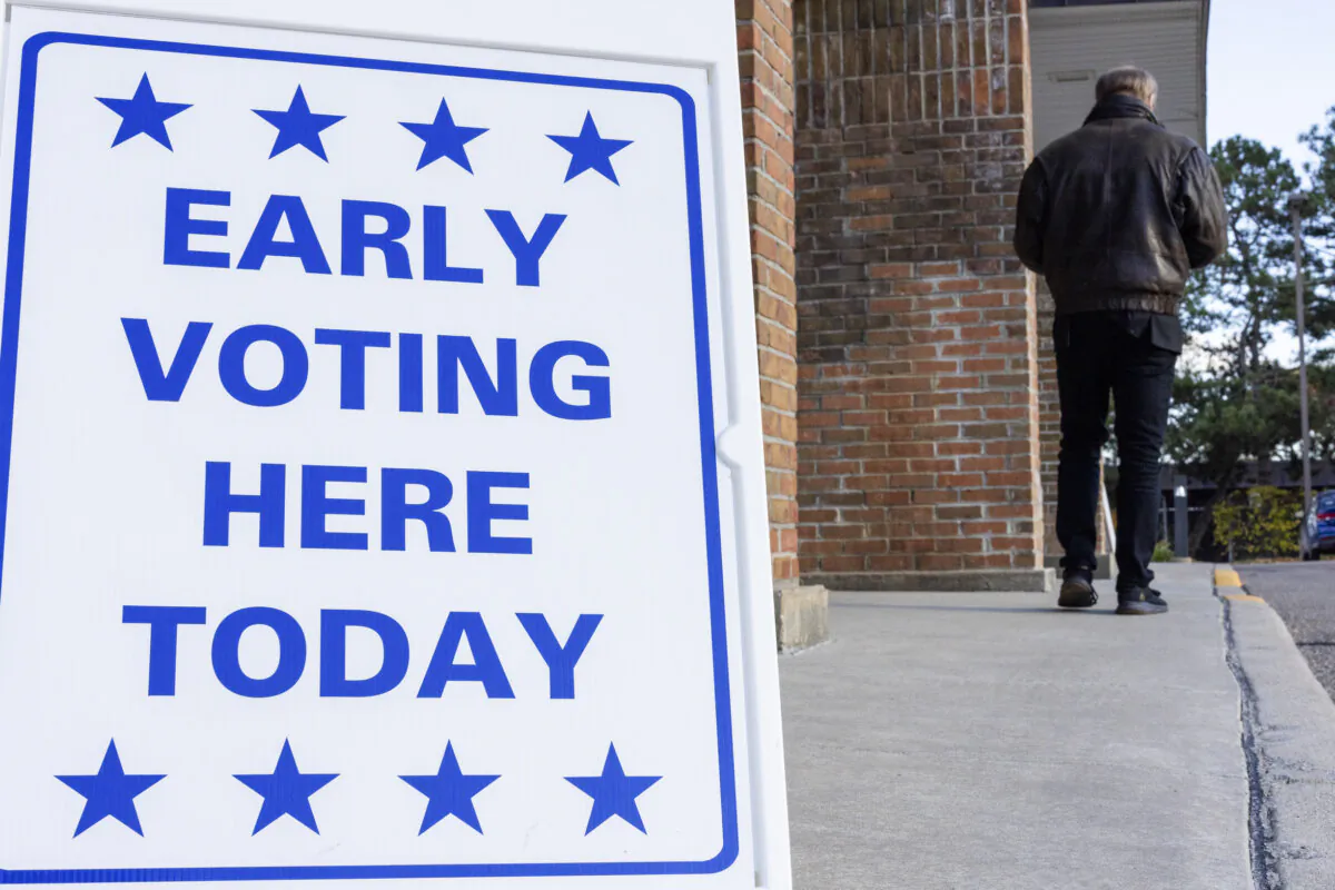 Voters take to the ballots outside of Farmington, Mich., on Oct. 26, 2024. (John Fredricks/The Epoch Times)