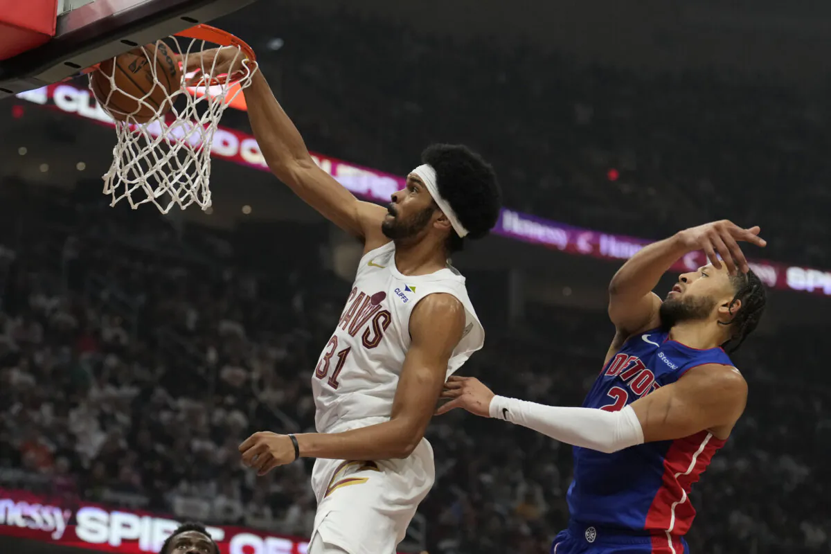 Cleveland Cavaliers center Jarrett Allen (31) dunks in front of Detroit Pistons guard Cade Cunningham (2) in the first half of an NBA basketball game in Cleveland, Ohio, on Oct. 25, 2024. (Sue Ogrocki/AP Photo)