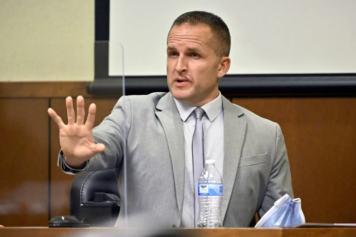 Former Louisville Police officer Brett Hankison is questioned by his defense attorney in Louisville, Ky., on March 2, 2022. (Timothy D. Easley/Pool via AP Photo)
