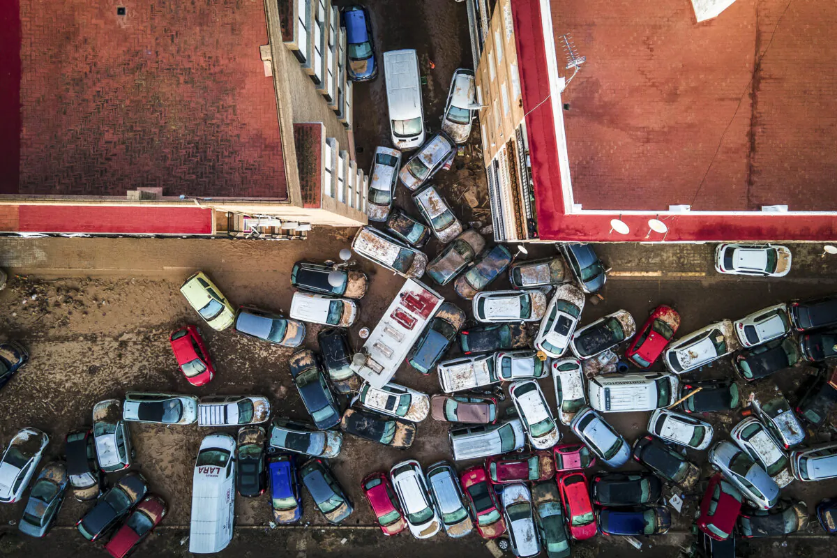 Vehicles pile up in the streets after flooding caused by late Tuesday and early Wednesday storm that left hundreds dead or missing in Alfafar, Valencia region, Spain, Saturday, Nov. 2, 2024.(AP Photo/Angel Garcia)
