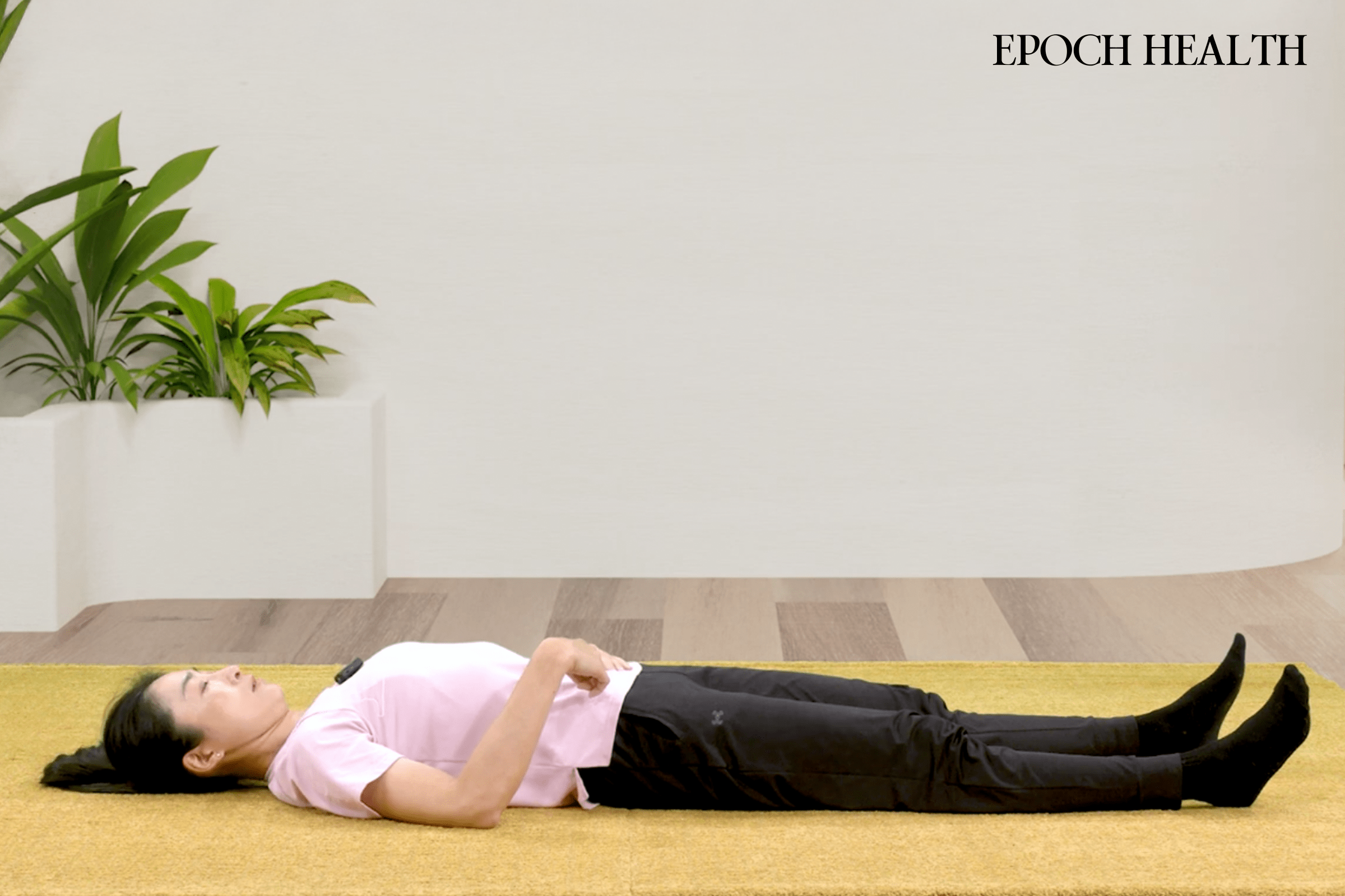 Supine Chin Tuck. (The Epoch Times)