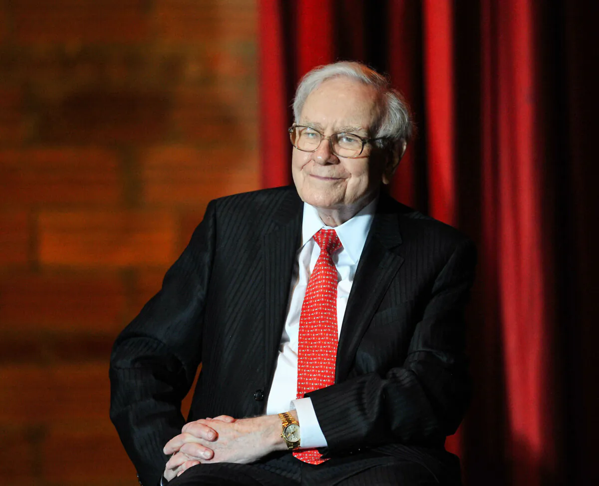Billionaire Businessman Warren Buffett listens to Democratic Presidential Candidate Hillary Rodham Clinton at a Town Hall rally at Sokol Auditorium, on Dec. 16, 2015. (Steve Pope/Getty Images