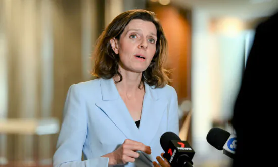 Independent MPs Say They Will Relinquish Qantas Perks Amid Upgrade Scandal